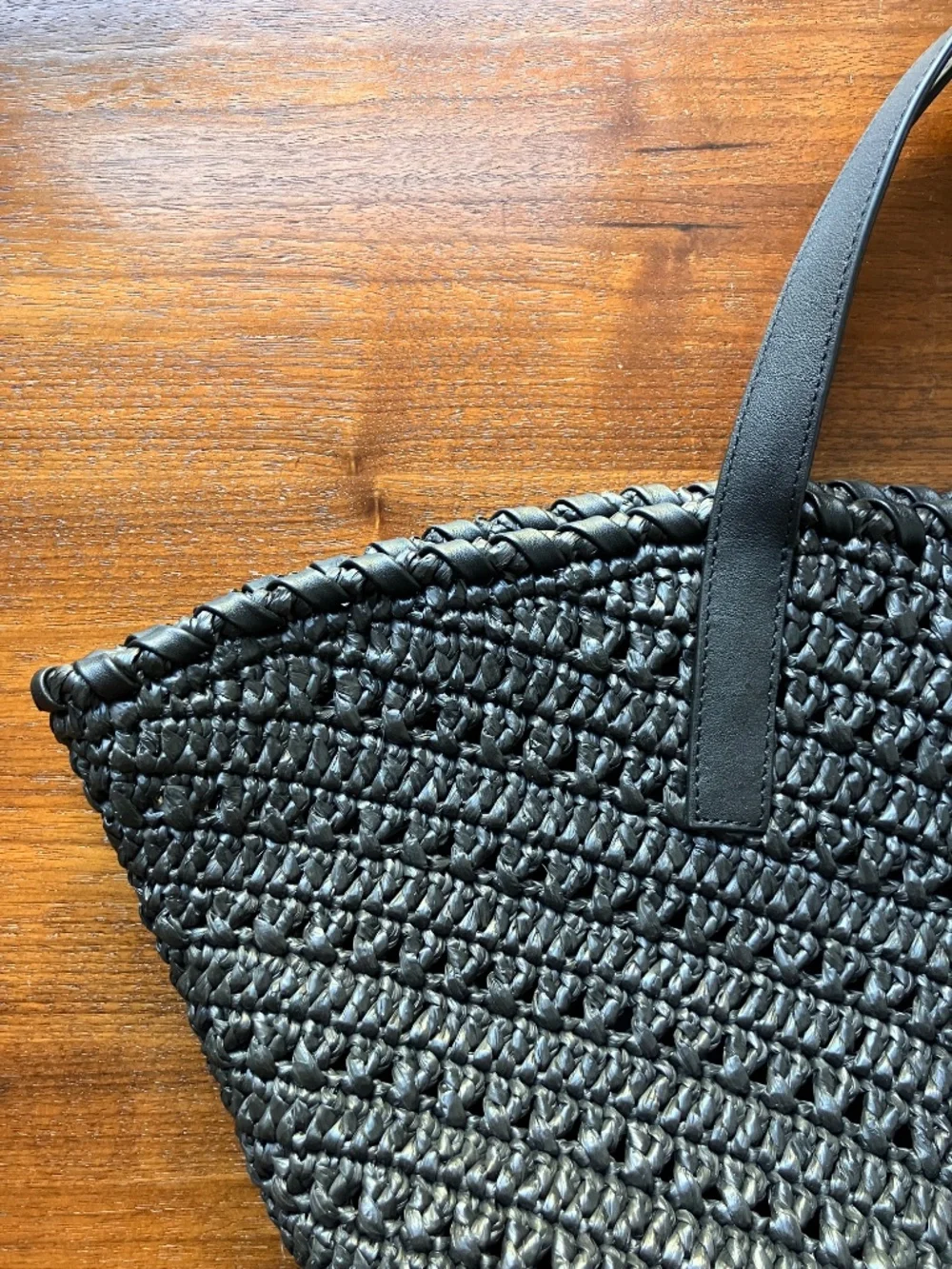 Beautiful handwoven raffia bag with leather details - Picture 4 of 4